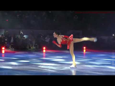 фигуристка исполняет вращение на льду