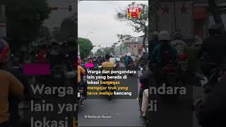 Download lagu Melarikan Diri Usai Tabrak Sejumlah Mobil dan Motor, Pengendara Truk Diamuk Massa mp3