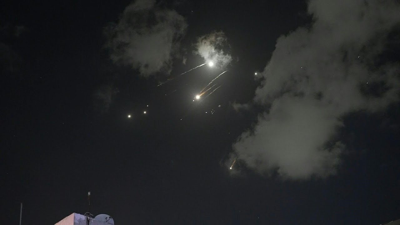 Irã ataca Israel com mísseis, que tem seu espaço aéreo fechado | AFP