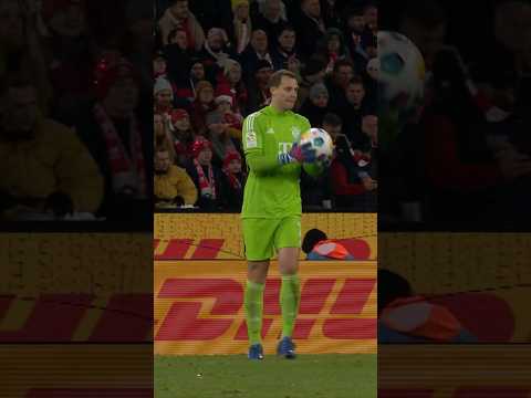 Cheeky move by Manu 👀