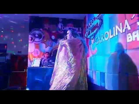 Mikaela Pitt Vegas no Carolina's Bar