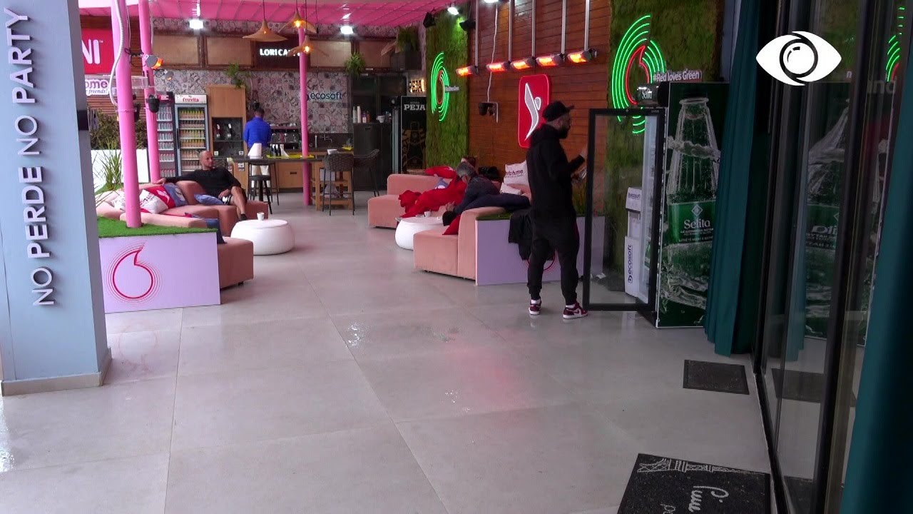 Lorenci zgjohet dhe u bashkohet banorëve në verandë