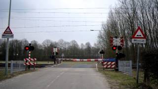 preview picture of video 'Spoorwegovergang Weert (Meerssen)/ Dutch Railroad-/ Level Crossing/ Bahnübergang/ Passage a Niveau'