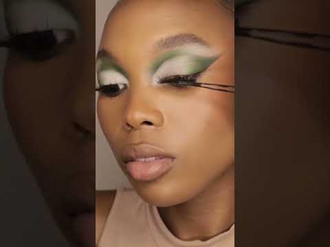 Tempted to recreate this in every colour 😍#shorts #makeup #makeuptutorial #eyeshadow #thandokhumalo