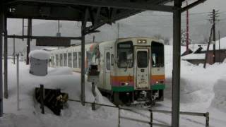 preview picture of video '山形鉄道・宮内駅 ＹＲ－８８０形 気動車到着 Japanese DMU Railcar&Heavy snow'
