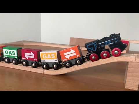 Ravensburger BRIO RAILWAY traukinys su pakraunamu varikliu ir USB kabeliu, 33599 video