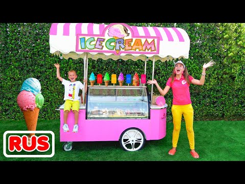 Никита вместе с мамой играют в магазин мороженого