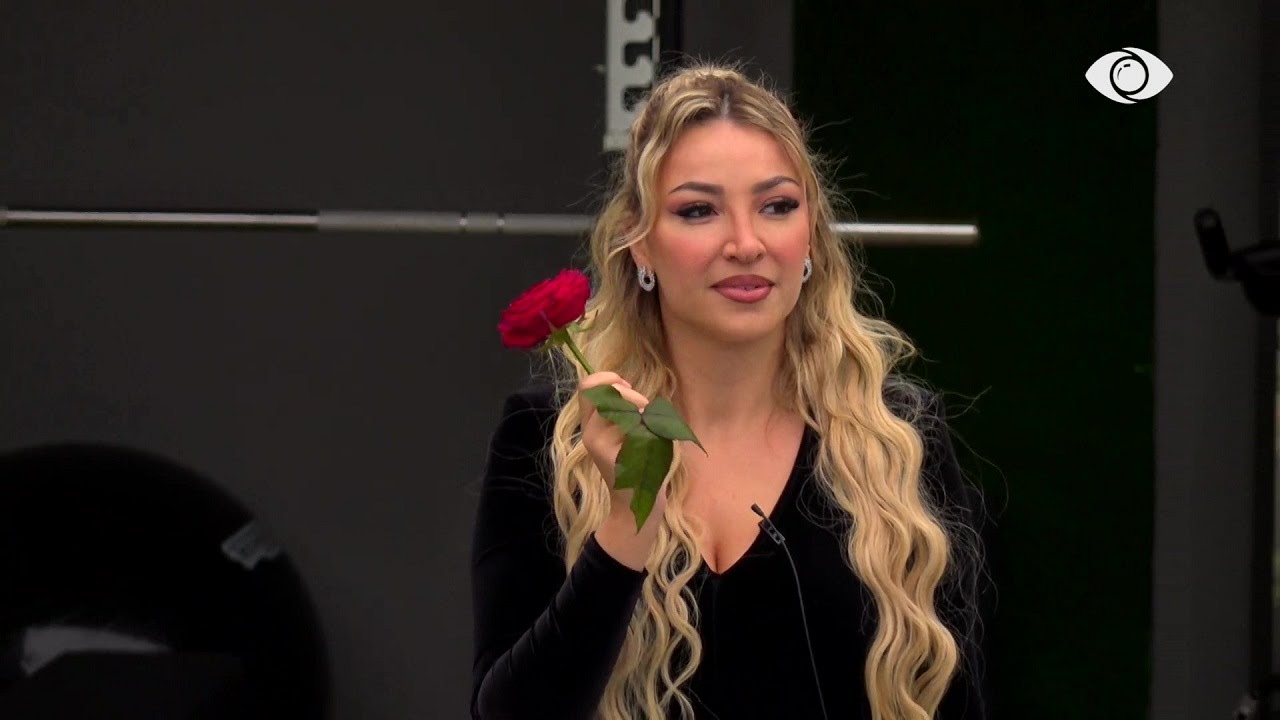 Trëndafila nga qielli, Sara Karaj surprizohet për ditëlindjen e saj