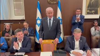 ראש הממשלה בנימין נתניהו לאחר ההצבעה על אישור תקציב המדינה לשנת 2026 (עדכוני משרד ראש הממשלה) - התמונה מוצגת ישירות מתוך אתר האינטרנט יוטיוב. זכויות היוצרים בתמונה שייכות ליוצרה. קישור קרדיט למקור התוכן נמצא בתוך דף הסרטון