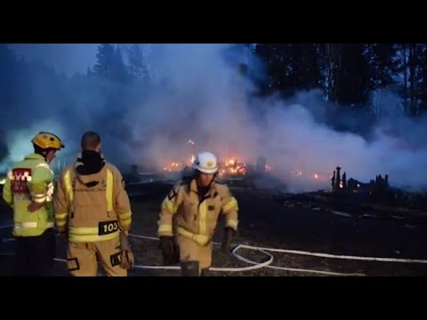 Barnfamilj befaras död efter villabrand