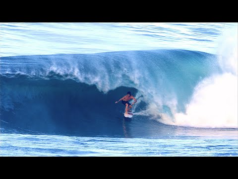 Surfen auf einer versteckten Dschungelplatte: Über 2,4 Meter hohe Wellen an einem flachen Riff!