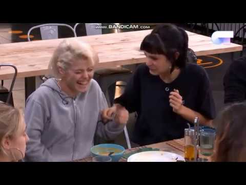 Natalia OT2018 acaricia sin querer un pecho de Alba, Julia se cachondea