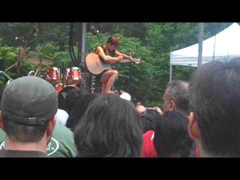 Kaki King plays in Stuyvesant Town, July 15 2009.