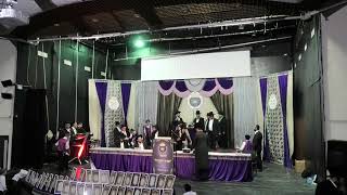 דוד טאוב מקבל תעודה סיים חמישה חומשי תורה