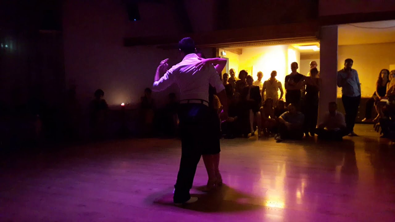 Katia Semenova et Roque Bravo dansent sur la chanson Afiches de José Larralde