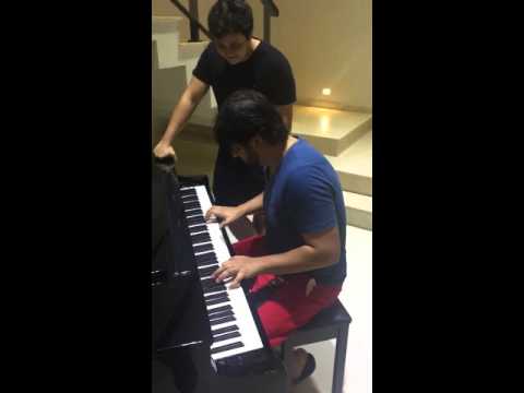 Daniel Silveira criando o arranjo da música "O Nosso Santo Bateu" com Matheus MeK