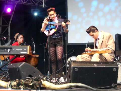 Kitty, Daisy & Lewis - Honaloola Rocka Rolla