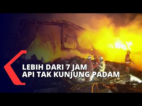 Kebakaran Pabrik Mebel Tak Kunjung Padam, 30 Unit Pemadam Dikerahkan!