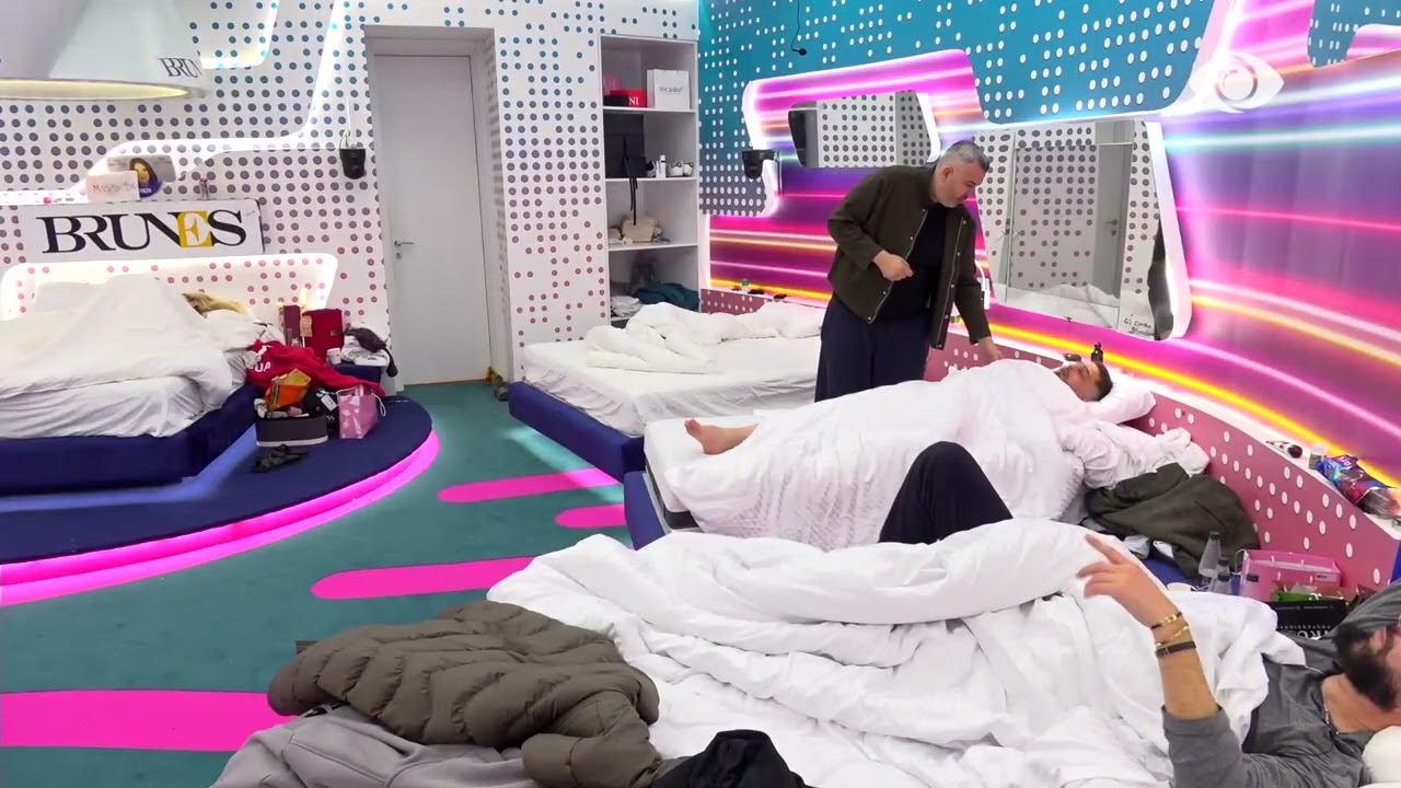 Kënga e West Side Family në sfond, Rogerti i shkon Gimbos në shtrat: Këto këngë duhet të dëgjosh