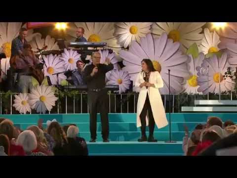 Lasse Berghagen får dansfeeling i allsången - Lotta på Liseberg (TV4)