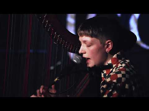 Comed 1858 - Cerys Hafana (yn fyw o / live from Showcase Scotland 2023)