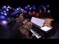 Concierto de piano a 24 manos deja sin aliento al público y nos enseña sobre trabajo en equipo
