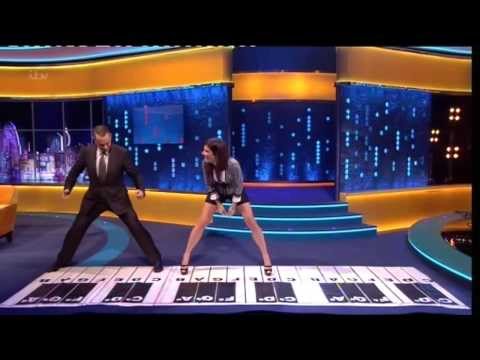 "Tom Hanks & Sandra Bullock" Play Chopstick On A Big Piano On The Jonathan Ross Show 12 Oct 2013