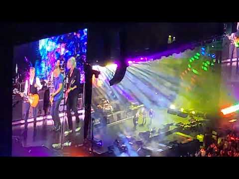 Paul McCartney and Bruce Springsteen jamming out during The End with the band. Live at MetLife 2022
