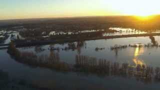 preview picture of video 'Flooding at Laleham Park to Chertsey Bridge'