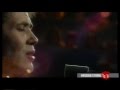Lucio Battisti in Amarsi un po' dal vivo chitarra voce