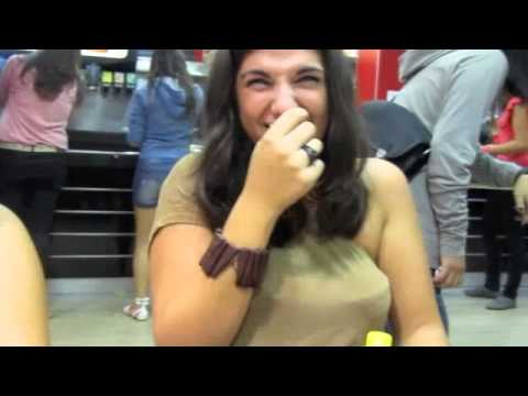 Bea Delmas se rie de la cara de un chino