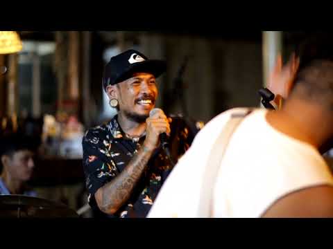 Kokoi Baldo and the beautiful Yaka crowd