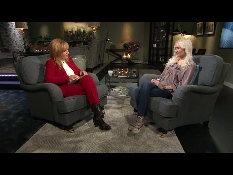 Hennes pojkvän mördade hennes pappa - Malou Efter tio (TV4)