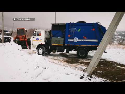 Жители Белокурихи участвуют в спасении мусоровозов, которые периодически застревают на дорогах