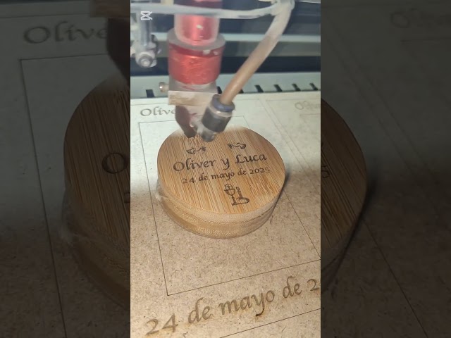Vídeo relacionado con Insignia magnética personalizada de madera de bambú grabada