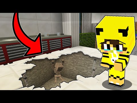 EZT TALÁLTAM A GARÁZS ALATT A MINECRAFT-BAN! 😱