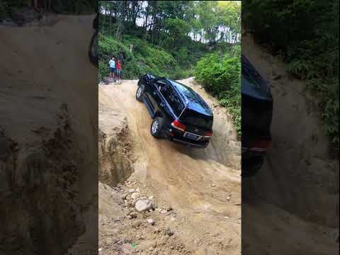 Lexus LX570 climb the slope desperately