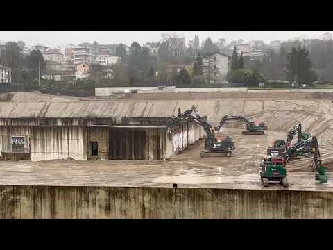 CANTÙ, LE RUSPE INIZIANO AD ABBATTERE IL VECCHIO PALAZZETTO DELLO SPORT IN CORSO EUROPA