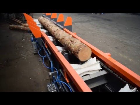 Mechanizm obracania kłody na stole przyspieszającym