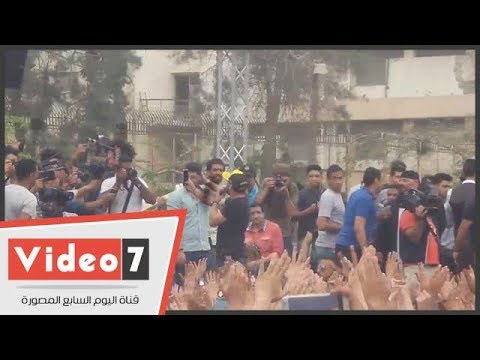 محمد رشاد يلتقط سيلفى مع طلاب كلية تجارة جامعة القاهرة بمناسبة حفل تخرجهم