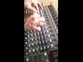 Ingeniero de Mezcla y Mastering enseñando a un novato.