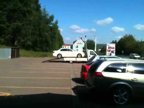 Mutig !? Polnischer Autokäufer lädt 5er BMW auf einen Fiat Ducato Pritsche auf.