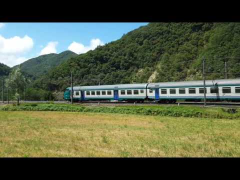 TRANSITA IL REGIONALE NEI PRESSI DI PIETRABISSARA.(GE) 13 - 7 - 2016