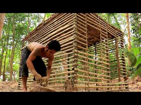 Ideia criativa: construir uma casa de lama e consertar uma piscina antiga