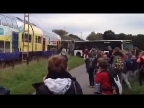 Zug rast in Schulbus – Busfahrerin rettet Schüler