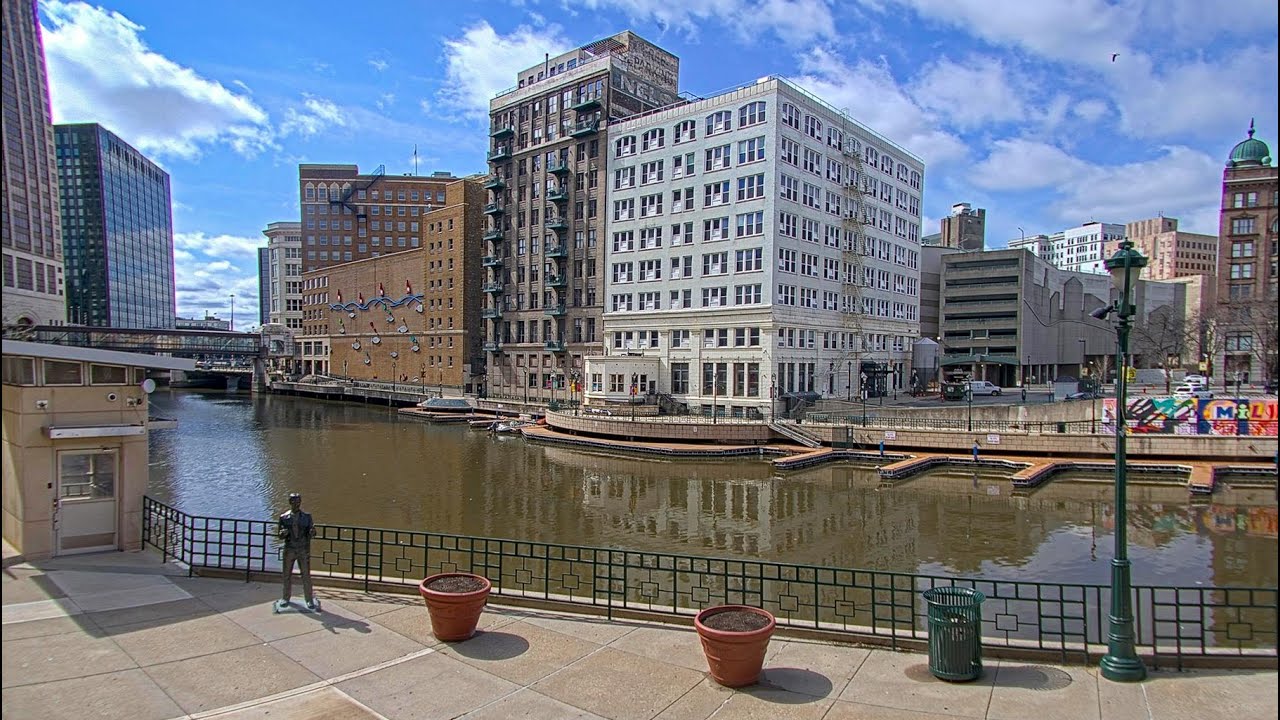 Live webcam view of RiverWalk de Milwaukee y horizonte urbano