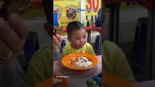 Lucunya Rayyanza Cipung Makan Pecel Lele Sendiri, Sapa 'Halo' ke Makanan!