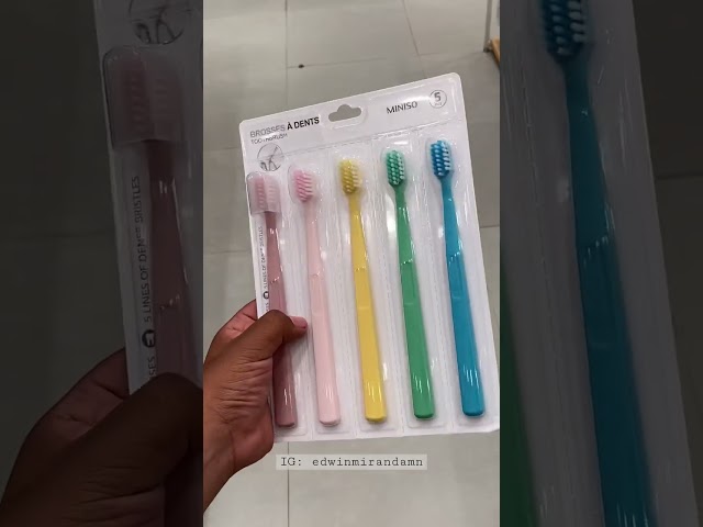 Vídeo relacionado con Mr.White Minnie - Juego de bolsas para niños, ideal para viajes, incluye cepillo de dientes manual con ventosa, tapa de viaje, pasta de dientes con sabor a menta suave para niños, 75 ml, y 1 vaso de