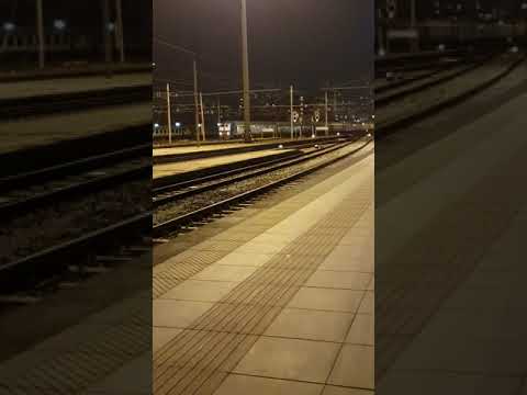 Arriva treno regionale  una sera a Torino porta nuova e macchinista del Frecciarossa