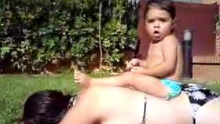 Botando en la piscina